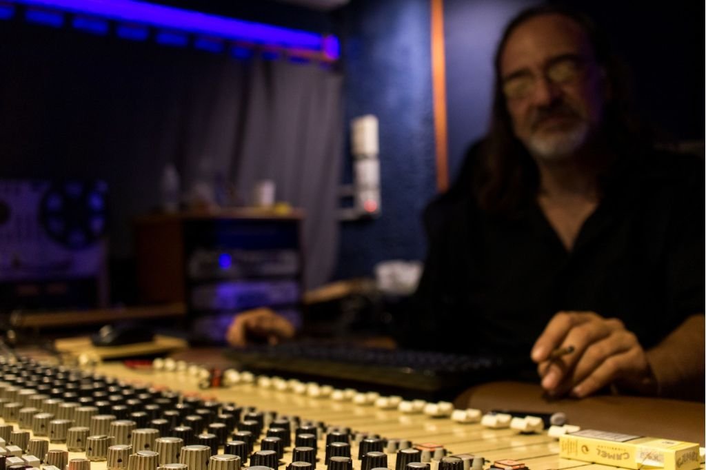 Μιχάλης Σκαράκης με το διαμάντι του Studio 133 (ηχοληψία, μίξη, ερμηνευτής)