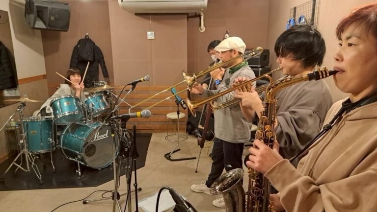The Green Flyers’ drummer, brass section, and contrabass player in studio