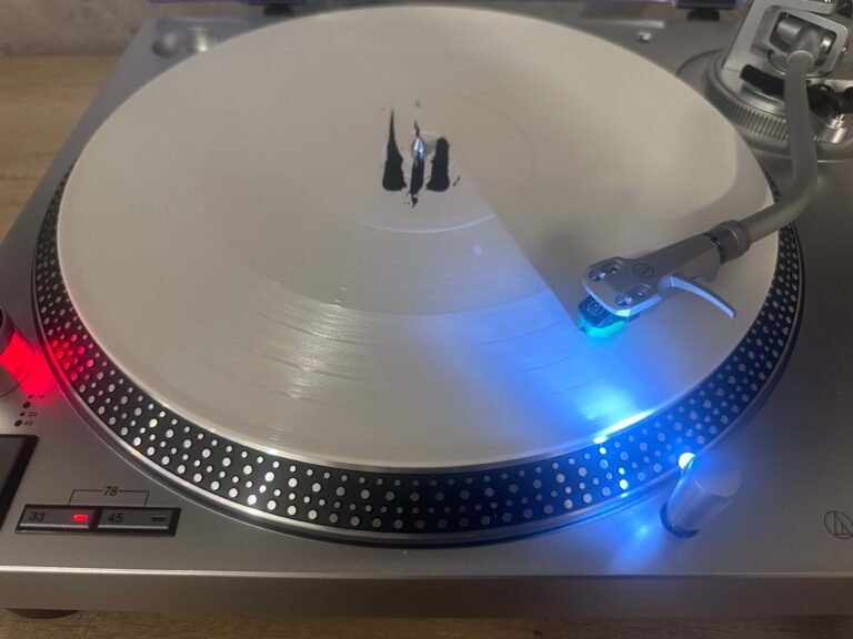 Close-up of Outflow – Difuz white vinyl playing on Technics turntable.